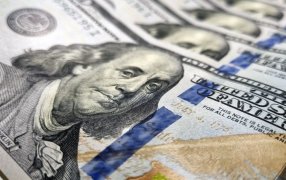 En su último día de gestión, el Banco Central devaluó y puso al dólar a 385 pesos, mientras el Nación lo vende a 400,50 pesos