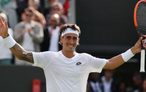 Tenis: Histórico triunfo del argentino Francisco Comesaña en Wimbledon: venció al ruso Rublev y ganó su primer partido en el circuito ATP