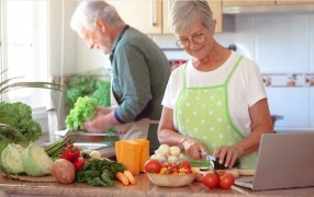 Para mayores de 65: Qué alimentos hay que evitar y cuáles priorizar, según los especialistas