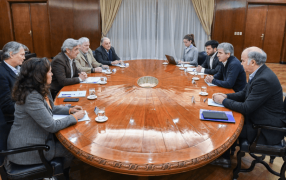 Caputo se reunió con la Sociedad Rural y prometió: “El futuro está en la reducción de retenciones”
