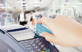 Bancos y billeteras virtuales: Consumos con tarjeta, la AFIP actualizó los montos mínimos para gastar sin controles