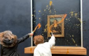 En Francia: Activistas arrojaron sopa sobre "La Gioconda" en protesta contra la política alimentaria