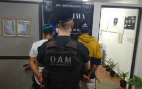 Policías Motorizados de Misiones detuvieron a dos individuos y el secuestro de juegos infantiles robados de una Plaza del Barrio A-3-2 en la ciudad de Posadas
