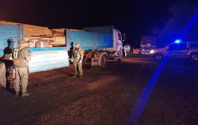 Un conductor pretendió darse a la fuga cuando su carga de marihuana fue descubierta, el estupefaciente se encontraba oculto debajo de una carga de tablones de madera