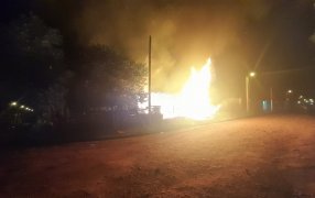 Posadas: La Policía de Misiones detuvo a un individuo acusado de incendiar su vivienda, la esposa e hijos estaban en el interior del inmueble