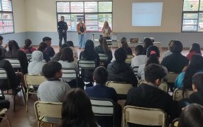 La División Cibercrimen de la Policía de Misiones capacita a estudiantes sobre Bullying, Ciberbullying y Violencia Escolar en la localidad de San Ignacio