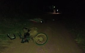 Misiones: Un siniestro vial cobró la vida de un motociclista de 43 años en el Municipio de 25 de Mayo, quien habría impactado violentamente contra una soga que se encontraba tendida sobre el camino