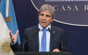 Luis Caputo anunció que el lunes se termina el cepo cambiario: El dólar oficial flotará entre 1.000 pesos y 1.400 pesos