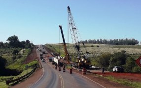 Misiones: Avanza la construcción de la Autovía sobre la Ruta Nacional N° 105, se concretó en el tramo de las obras el montaje de las vigas del nuevo puente en el Arroyo Pindapoy Chico
