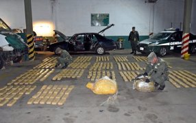 Individuo efectuó disparos contra gendarmes luego de evadir un puesto de control: El arma de fuego era empuñada por el acompañante, quien logró huir, en tanto el conductor del automóvil resultó detenido en el lugar