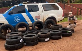 Custodia de las fronteras: Prefectura Naval Argentina secuestró neumáticos de distintos rodados, cigarrillos, indumentaria y marihuana