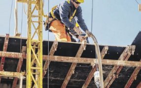 La actividad económica desaceleró su caída interanual en Julio y rebotó 1,7% frente a Junio