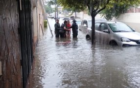 Prefectura y Gendarmería asisten a vecinos afectados por las inundaciones en Corrientes