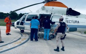 Emergencia en alta mar: En una milimétrica maniobra la Prefectura Naval Argentina aeroevacuó de urgencia a un tripulante con problemas cardíacos