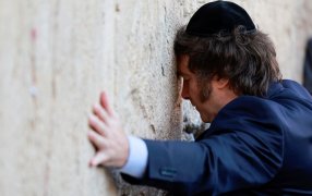 El Presidente Javier Milei visitó el Muro de Los Lamentos, rezó y se emocionó hasta las lágrimas