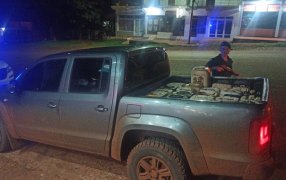 Misiones: En un control preventivo incautaron una camioneta robada en Buenos Aires cargada con 26 bidones para combustible