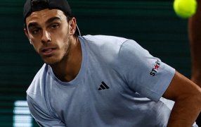 El tenista argentino Fran Cerúndolo cayó por paliza en Auckland y siguen las malas en el arranque de 2024 para el tenis argentino