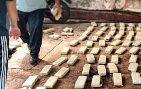 Más droga secuestrada: Que tras una persecución la Policía de Misiones, donde secuestró más de 100 kilogramos de marihuana en cercanías a la intersección de la Ruta Nacional N° 12 y la Ruta Provincial N° 103