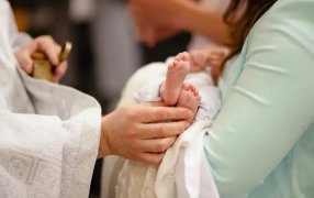 Temporalmente: Obispo italiano suspenderá padrinos de Bautismo y Confirmación