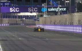 Gran Premio de Arabia Saudí de Fórmula 1: Max Verstappen con el Red Bull hizo la "Pole" en el último segundo de la clasificación en Jeddah, superando a Oscar Piastri y a George Russell