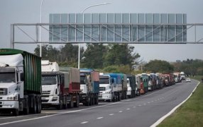 El derrame del campo: El repunte de la producción generará 1,3 millones de viajes más en camión