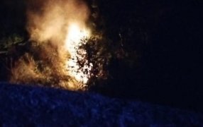 Despiste de una camioneta en la localidad misionera de Concepción de la Sierra terminó con el vehículo incendiado