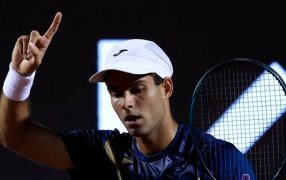 Tenis: El argentino Facundo Díaz Acosta prolongó su gran momento y eliminó al suizo Stan Wawrinka en la primera ronda del Abierto de Río de Janeiro