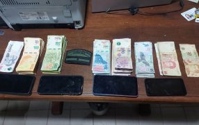 Una detenida en causa por narcomenudeo: Una persona de sexo femenino fue detenida y se procedió con la incautación de estupefacientes, un vehículo y papel moneda sin la documentación correspondiente