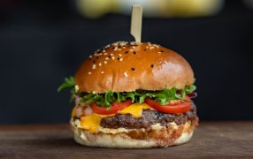 Por qué se festeja el Día de la Hamburguesa: Claves para elegir la mejor carne y el pan ideal