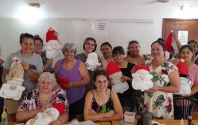Apóstoles se viste de Navidad con exitosos talleres navideños: Creación de Papá Noel Colgante y elaboración de pan dulce en distintos barrios de la ciudad