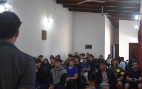 Apóstoles: Charla Informativa a Futuros Profesores de Educación Física sobre Arbitraje Profesional