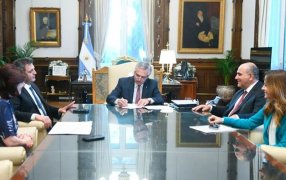 Alberto Fernández asigna a los movimientos sociales oficialistas el 30% de toda la obra pública que no supere los 300 millones de pesos