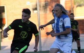 Tiene 61 años, es uruguayo y sigue jugando: Robert Carmona, el futbolista más longevo del mundo, debutó en 1976 como jugador, pasó por casi 50 clubes y ostenta dos Récord Guiness