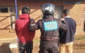 Seguimiento por cámaras del 911 y un cerrojo certero por los agentes del Grupo de Acción Preventiva de la Policía de Misiones permitió detener a dos individuos, ambos de 32 años en la ciudad de Posadas, quienes tras arrebatarle el celular a un joven
