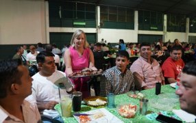 Una noche especial para los municipales de la ciudad de Apóstoles, la Intendente, María Eugenia Safrán anunció un aumento del 10% en el sueldo básico, además de un bono de 50.000 pesos para los empleados