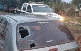 Dos hermanos atacaron una vivienda a pedradas provocando daños en un automóvil del conurbano de la ciudad misionera de Apóstoles, por lo que fueron detenidos