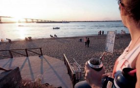 Vedaron la pesca en la Costanera de Corrientes por una "inusual concentración de peces"