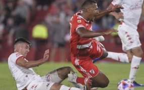 Copa de la Liga Profesional de Fútbol: River Plate perdió el invicto ante un Huracán que dio un gran paso de cara a la permanencia