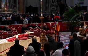 El adiós a Benedicto XVI: Miles de fieles despiden al Papa Emérito en la Basílica de San Pedro