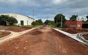 Misiones: La Dirección Provincial de Vialidad con un plan de trabajo por convenio con la Municipalidad, ejecuta obras de cordón cuneta y badenes en calles del Municipio de Azara