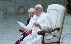 El Papa Francisco fue hospitalizado para tratar una persistente bronquitis