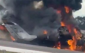 Al suroeste del Estado de Florida: Dos personas murieron y tres sobrevivieron al estrellarse avioneta en autopista de Estados Unidos