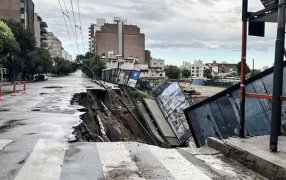 Se derrumbó una avenida en la capital: Córdoba recibió el año con un fuerte temporal de viento, lluvia y granizo