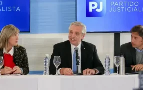 Tras ser imputado y allanado, Alberto Fernández renunció a la presidencia del PJ