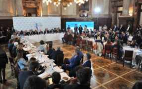 El Senado continuará el debate de la Ley Bases y el paquete fiscal: 46 expositores y dictámenes en duda