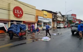 Posadas: Séptimo día de acampe en la Avenida Uruguay, Persisten en el lugar policías, docentes, personal de salud y de otros sectores aunque la tormenta de esta madrugada provocó que algunas carpas se vuelen