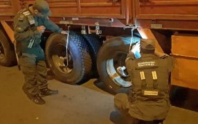 Camiones con neumáticos de contrabando colocados fueron secuestrados por Gendarmería Nacional, y los transportes cargaban, además, con 74 neumáticos para ser recapados