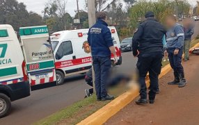 Siniestro vial en la ciudad de Oberá: Una joven de 20 años perdió la vida tras despistar con su motocicleta e impactar contra un poste de alumbrado público