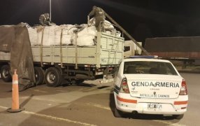 Camiones con 85 toneladas de metales no ferrosos fueron interceptados en Corrientes, tenían como destino el norte de Misiones, uno de ellos ocultaba lingotes de plomo
