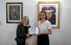 El Municipio misionero de Apóstoles reconoció a la genetista local Yiovana Verónica Okraine por un innovador hallazgo en la lucha contra el cáncer